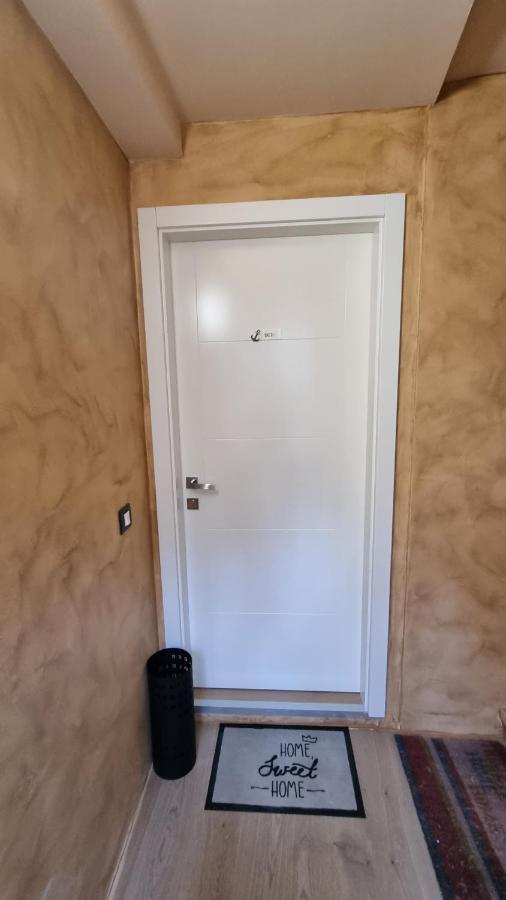 Dc II Downtown Apartment Ровинь Экстерьер фото