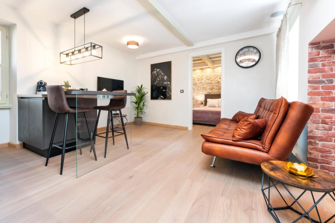 Dc II Downtown Apartment Ровинь Экстерьер фото